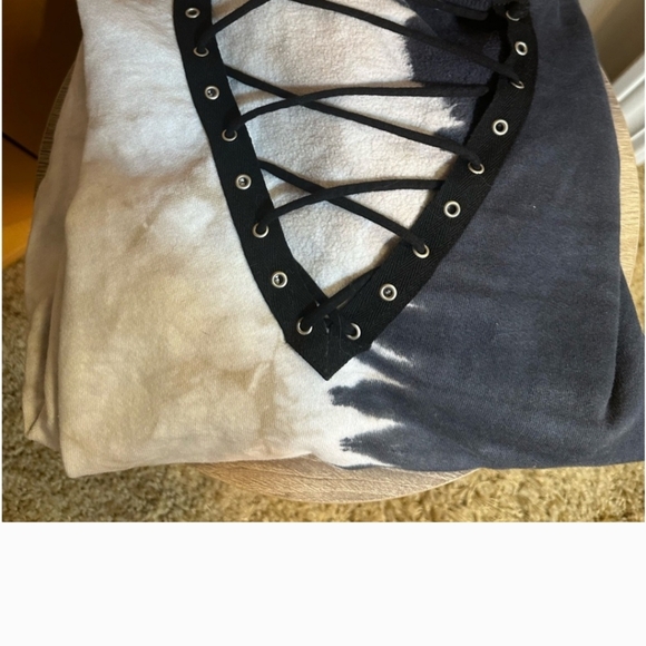 Nwot. Gilded intent sweatshirt size medium - Picture 4 of 4